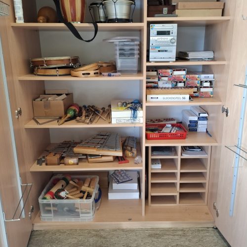 Homepage - FS Musik Bild4 (Orff-Instrumentarium-Schrank in R. 402)